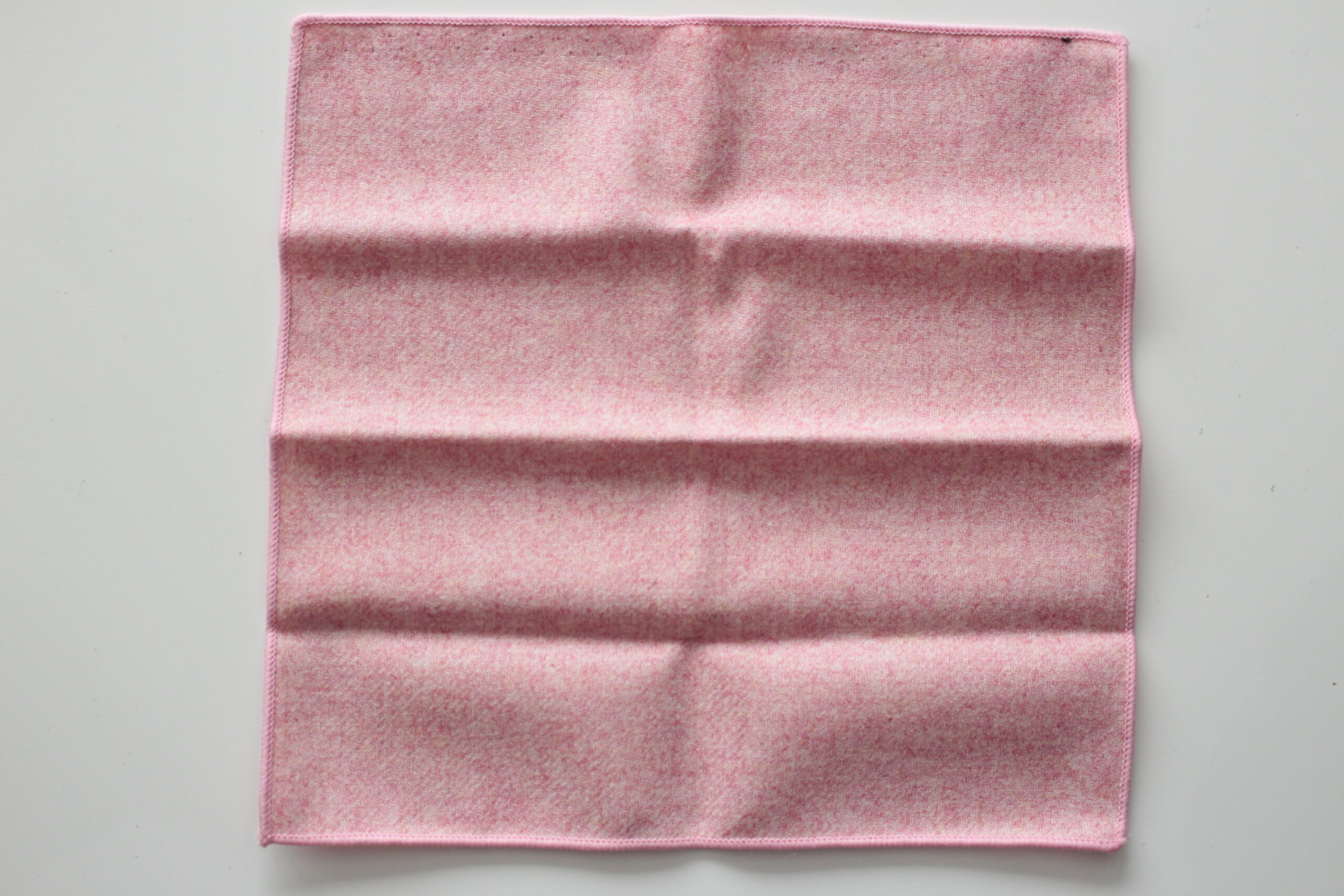 Pochette de costume rose marbré - Neuve sous emballage – Image 3