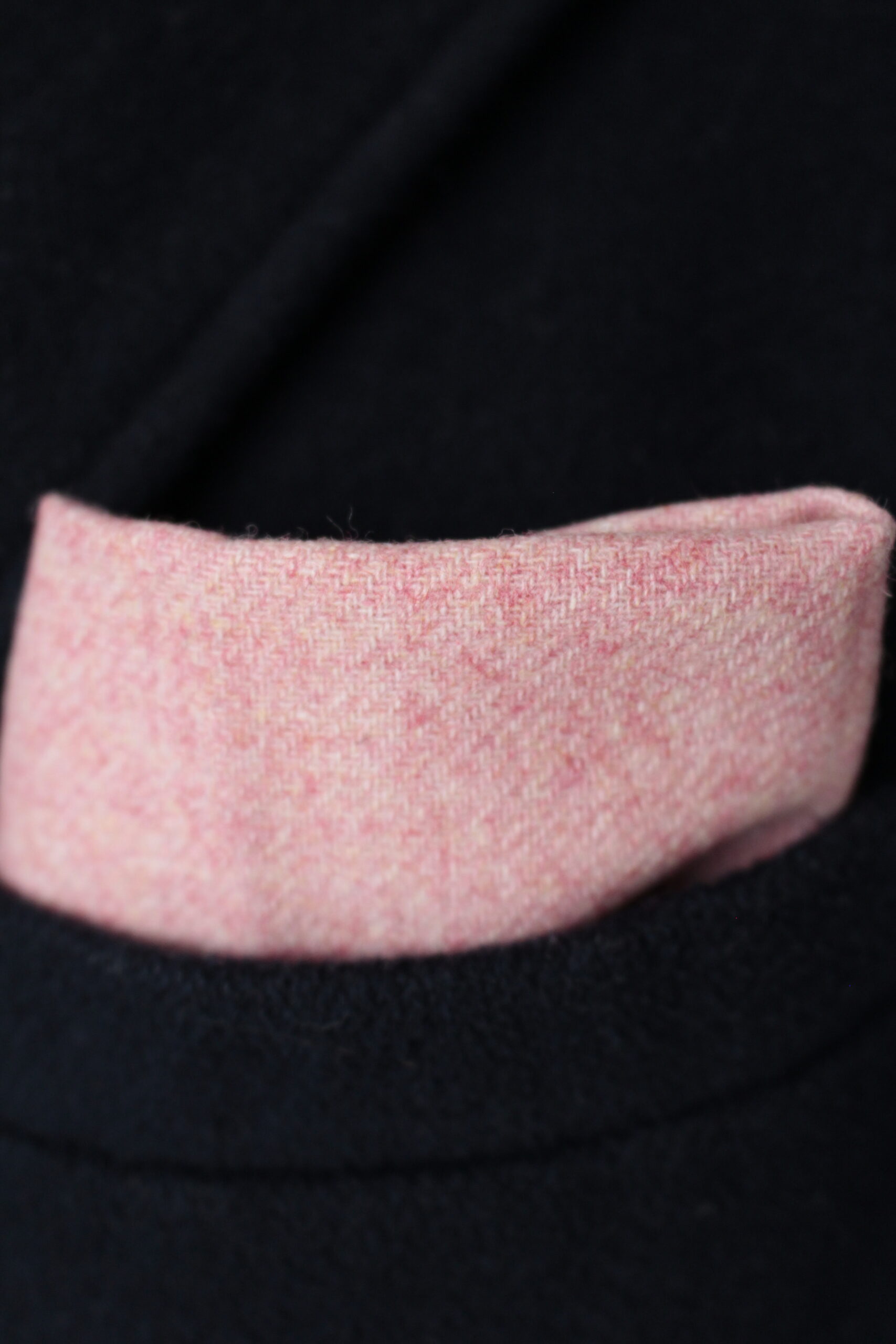 Pochette de costume rose marbré - Neuve sous emballage – Image 5