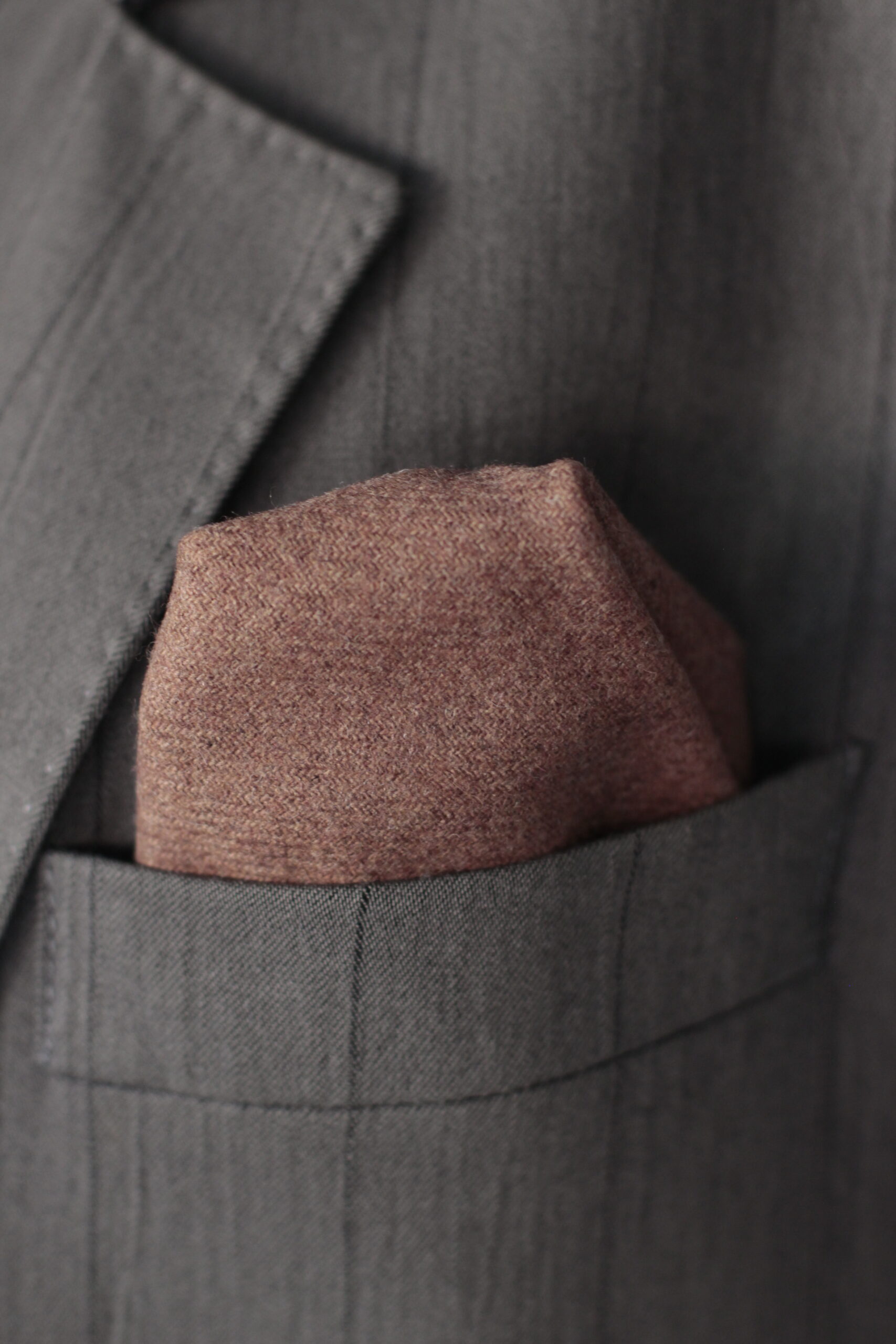 Pochette de costume en laine marron / camel